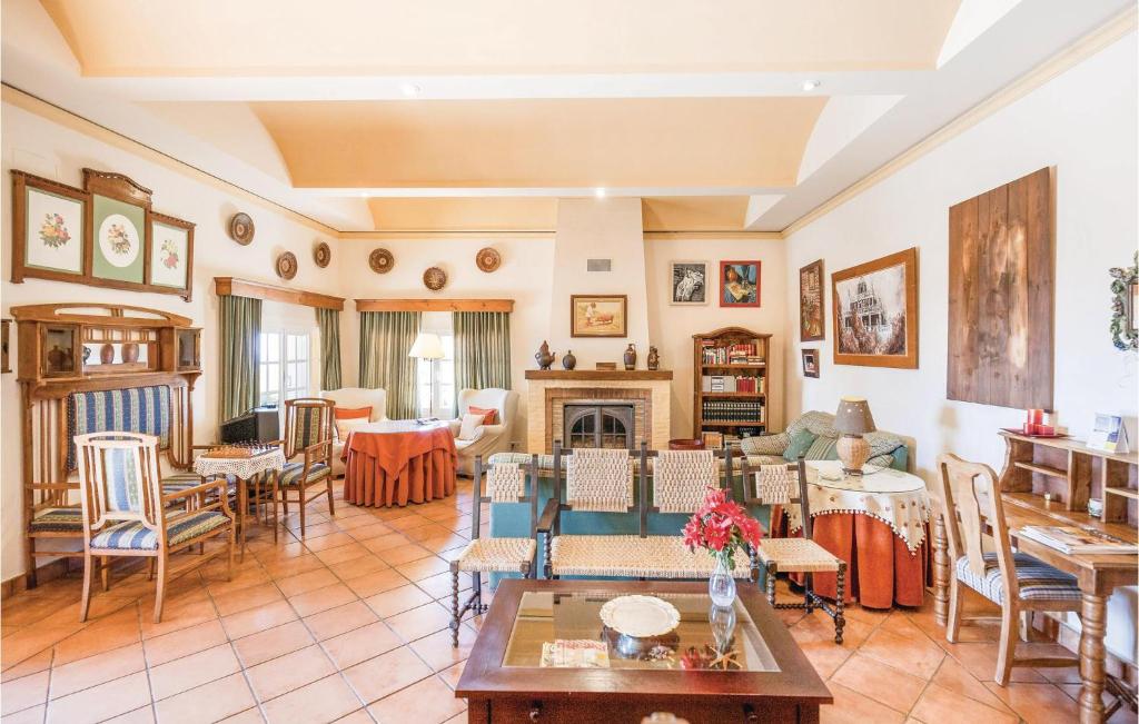 Nice Home In Constantina With 4 Bedrooms, Private Swimming Pool And Outdoor Swimming Pool photo 2