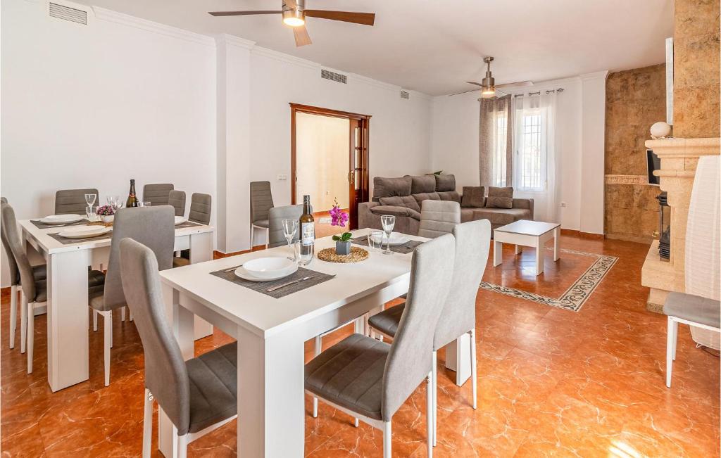 Nice Home In Crdoba With 7 Bedrooms, Wifi And Outdoor Swimming Pool photo 4