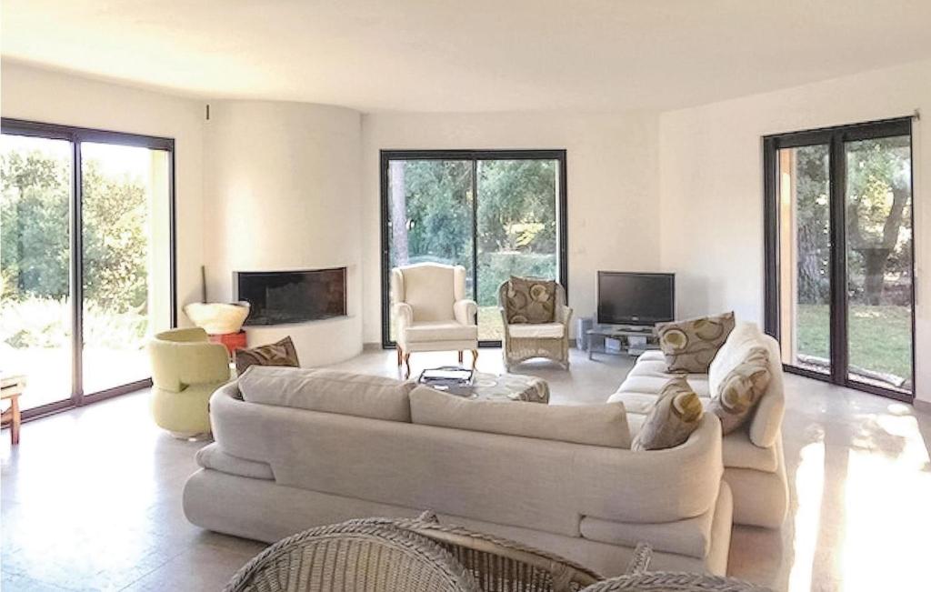 Nice Home In Montauroux With 4 Bedrooms, Wifi And Private Swimming Pool photo 1