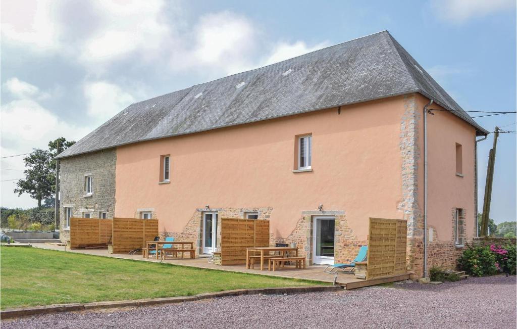 Nice Home In Sainteny With 3 Bedrooms And Wifi