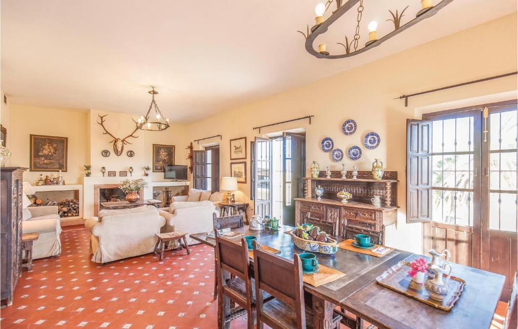 Amazing Home In La Campana, Sevilla With 5 Bedrooms, Outdoor Swimming Pool And Swimming Pool photo 1