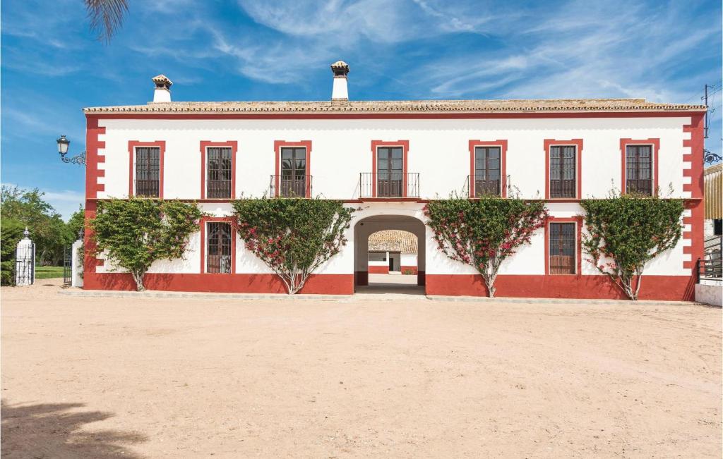 Amazing Home In La Campana, Sevilla With 5 Bedrooms, Outdoor Swimming Pool And Swimming Pool photo 3