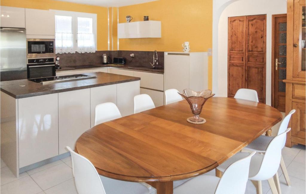 Stunning Home In Montblanc With Wifi, Private Swimming Pool And Heated Swimming Pool photo 1