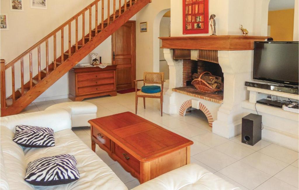 Stunning Home In Montblanc With Wifi, Private Swimming Pool And Heated Swimming Pool photo 2