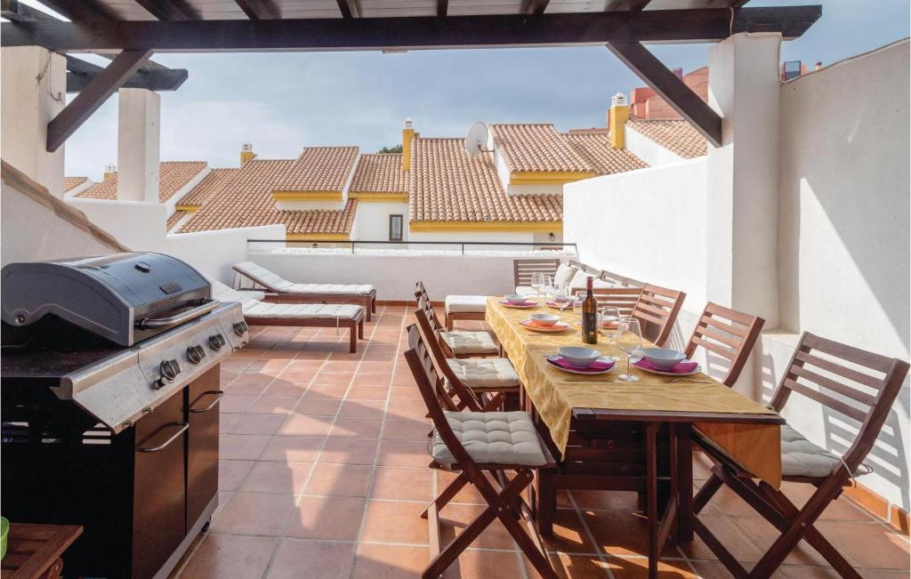 Amazing Home In Manilva With 4 Bedrooms, Wifi And Outdoor Swimming Pool photo 2