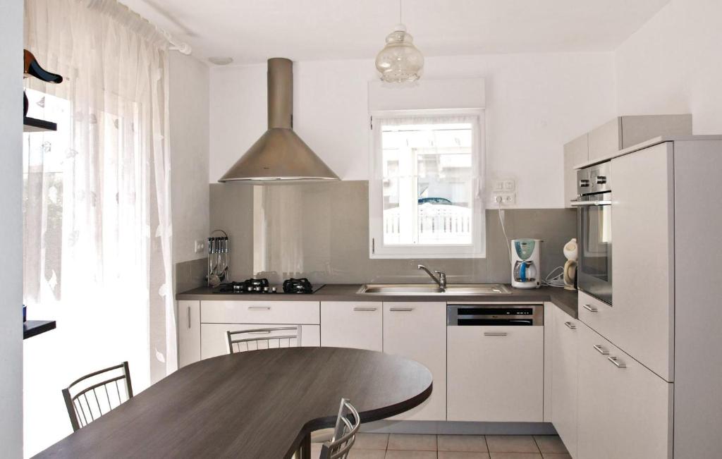Stunning Home In Saint Quay Perros With 4 Bedrooms photo 2
