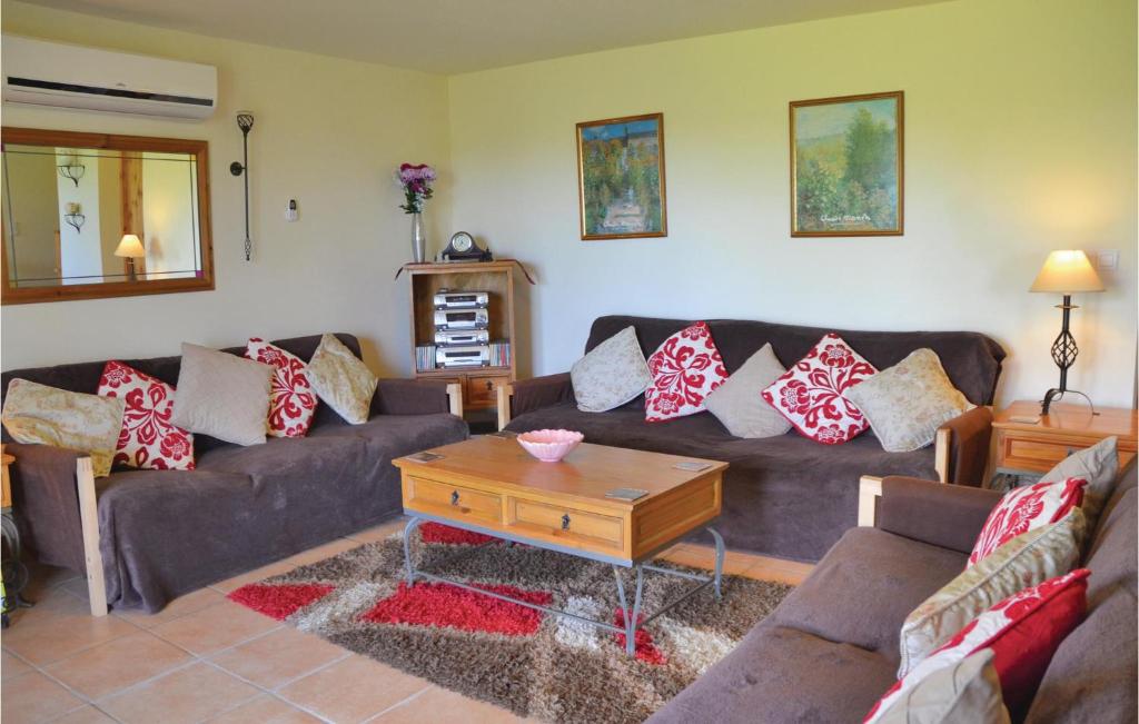 Awesome Home In Saint-pierre-sur-orth With 4 Bedrooms And Wifi photo 1