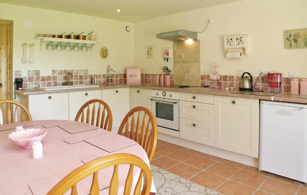Awesome Home In Saint-pierre-sur-orth With 4 Bedrooms And Wifi photo 2