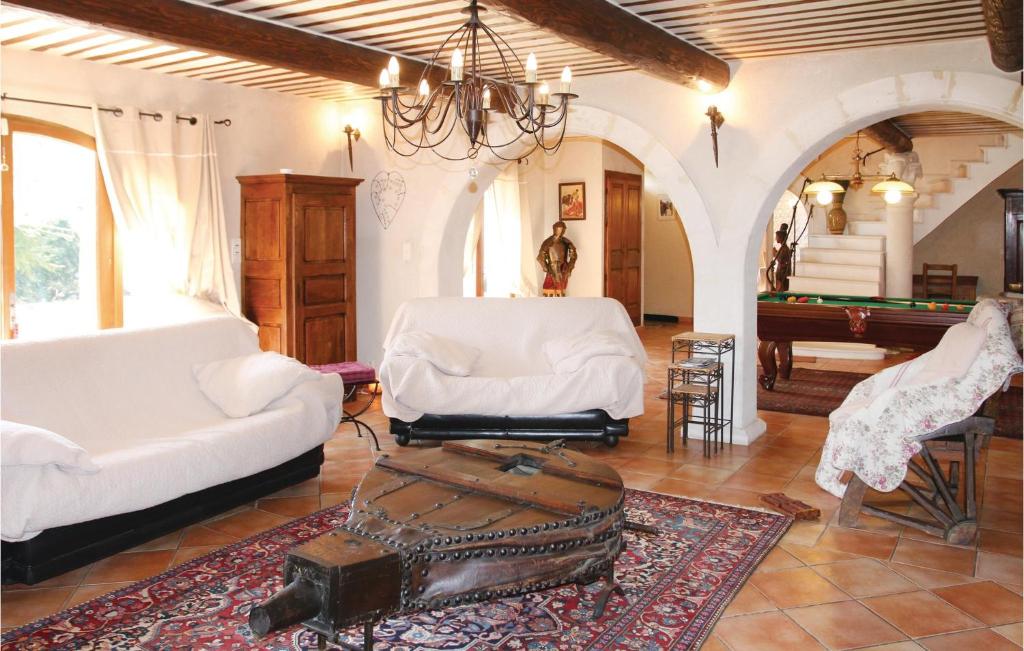 Awesome Home In Chteaurenard With Wifi, Private Swimming Pool And Outdoor Swimming Pool photo 1