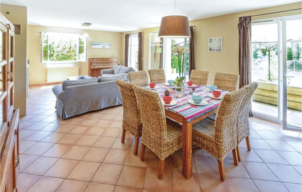 Stunning Home In Thzan-ls-bziers With 5 Bedrooms, Outdoor Swimming Pool And Heated Swimming Pool photo 1