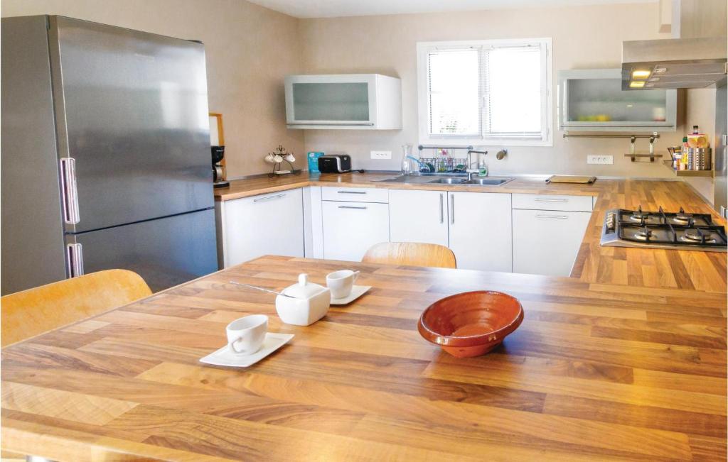 Stunning Home In Thzan-ls-bziers With 5 Bedrooms, Outdoor Swimming Pool And Heated Swimming Pool photo 3