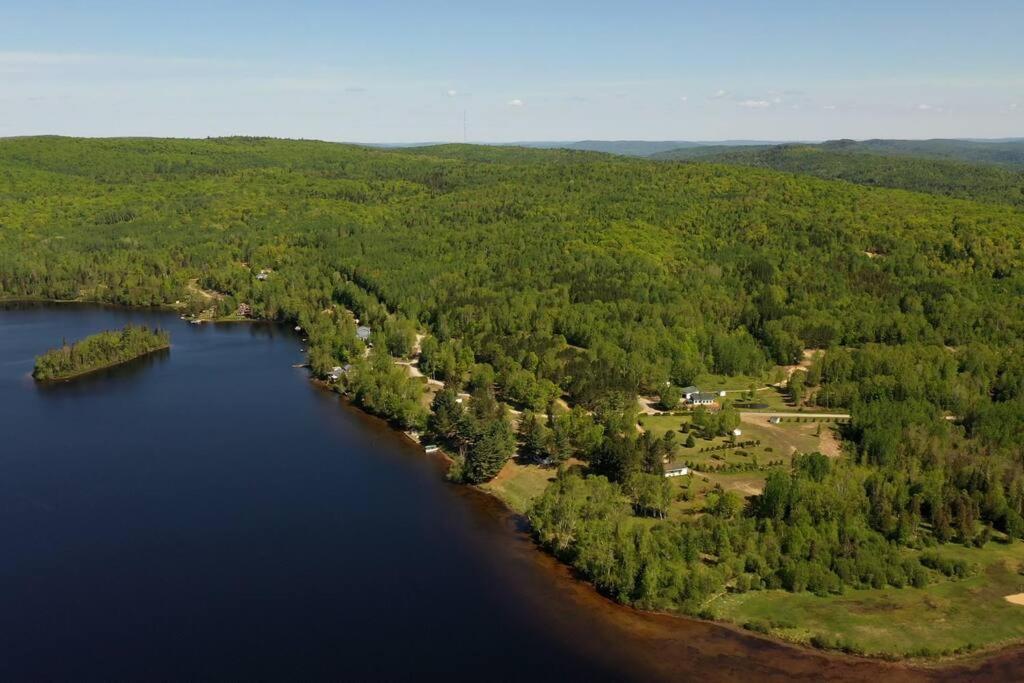 Chalet le Huard directement au bord du lac photo 3