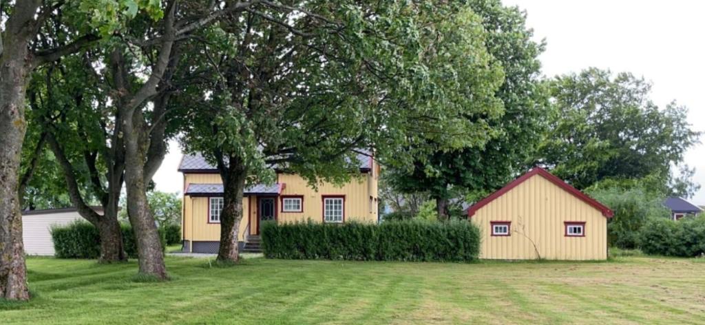 Sjarmerende hus med veldig stort uteareal. photo 1