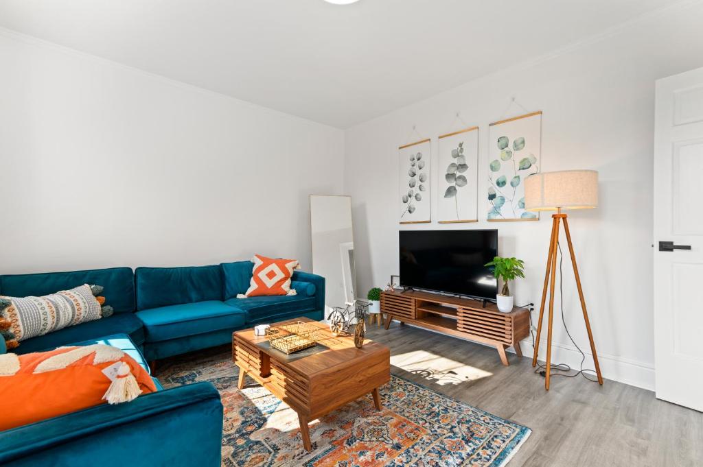 Orange Oasis in the Heart of East Rock with FREE parking near DT and Yale image