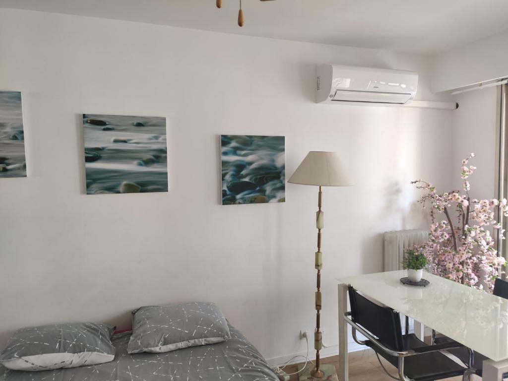 studio centre nice proche de mer photo 1