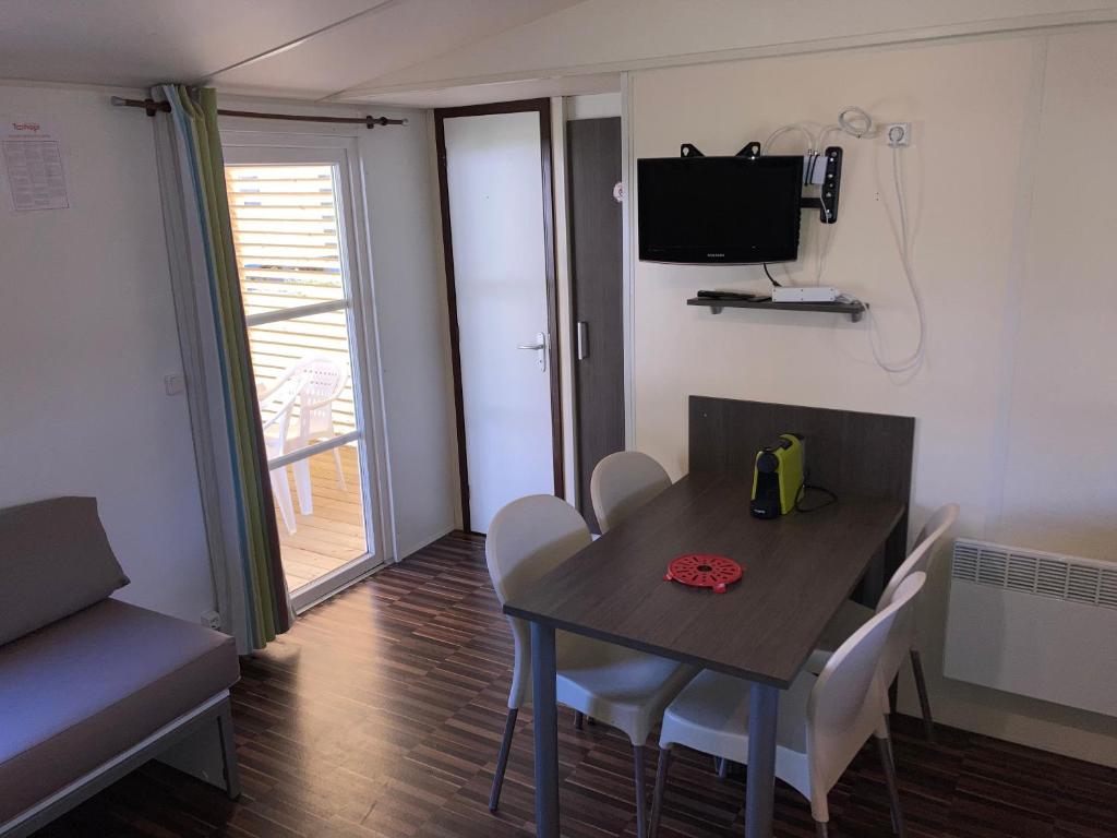 Mobilhome tout confort 4-5 personnes Camping Le Clos Cottet 3 Étoiles photo 4