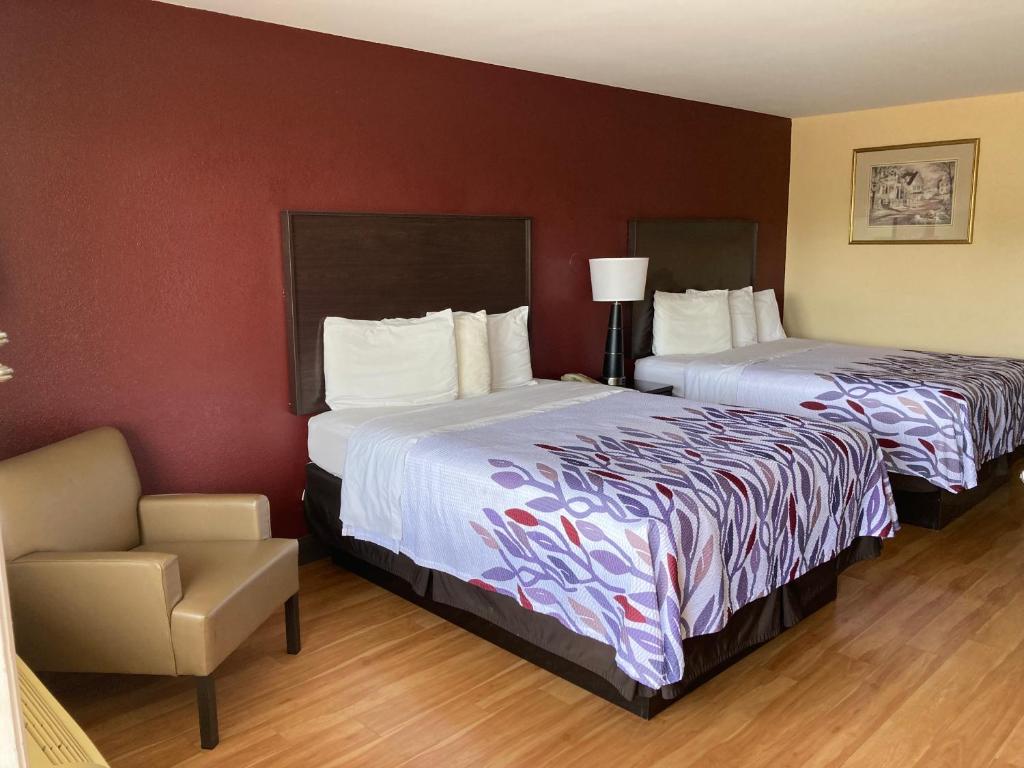 Red Roof Inn & Suites Cleveland, TN photo 4