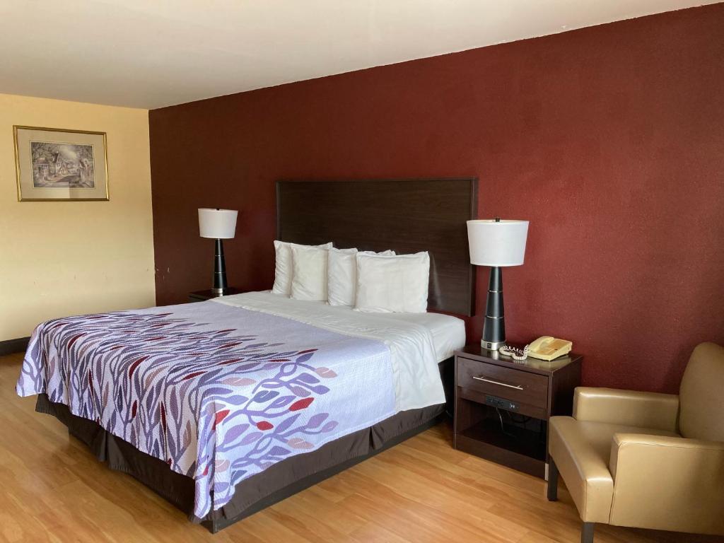 Red Roof Inn & Suites Cleveland, TN image