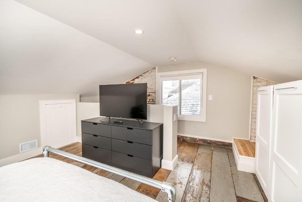 Luxury Design Focused, Detroit Themed Apt Near Downtown In the art District photo 1