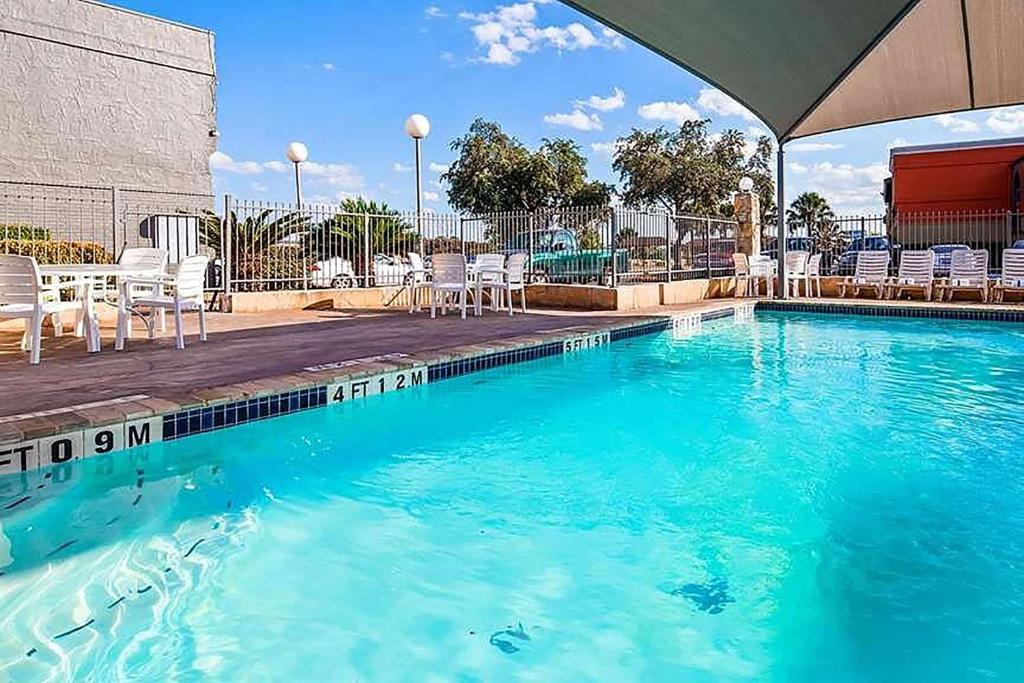 Travelodge by Wyndham San Antonio Downtown Northeast image
