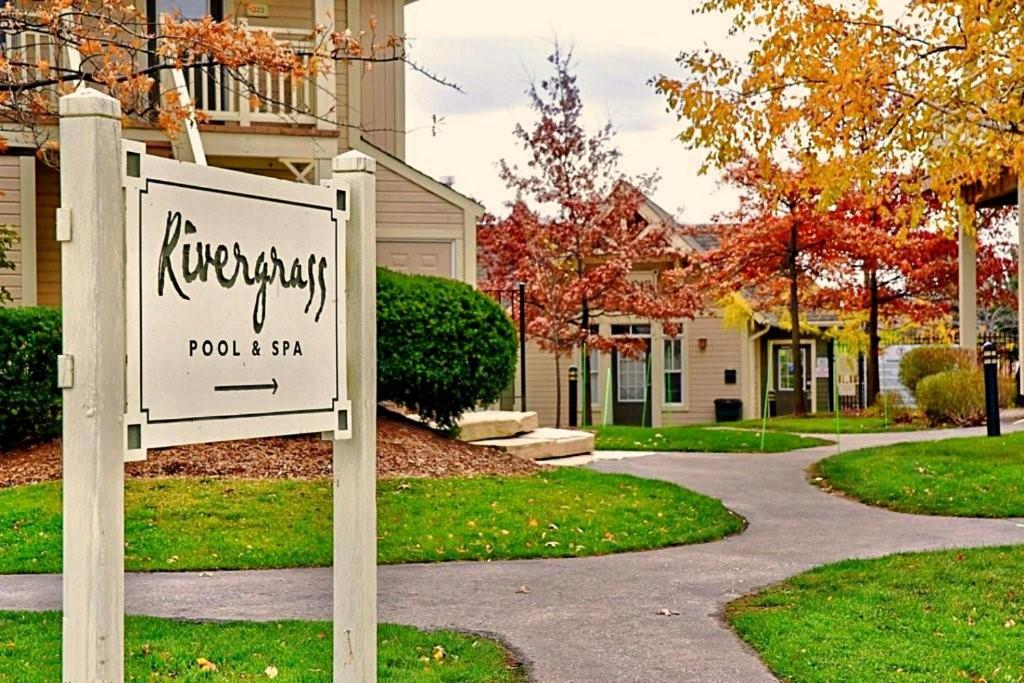 Spacious Blue Mountain 2 Storey - Wifi, Pool, Close to the Village & Golf photo 2