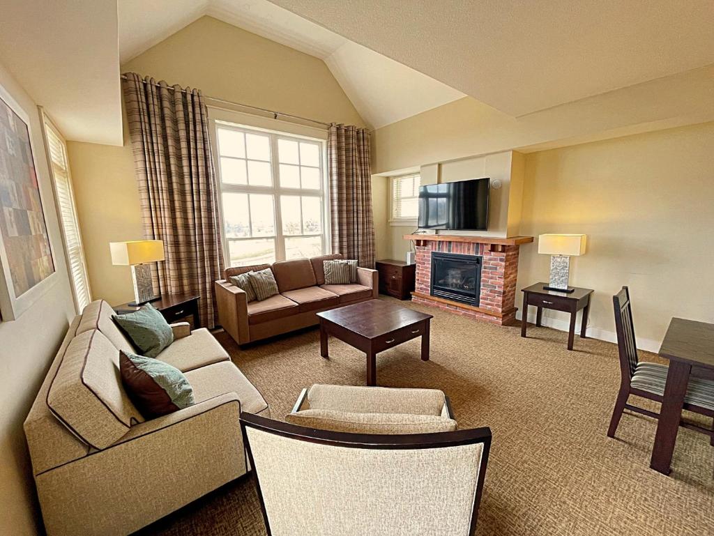 Spacious Blue Mountain 2 Storey - Wifi, Pool, Close to the Village & Golf photo 4