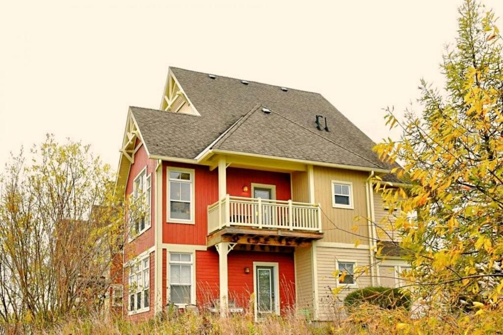 Spacious Blue Mountain 2 Storey - Wifi, Pool, Close to the Village & Golf photo 1
