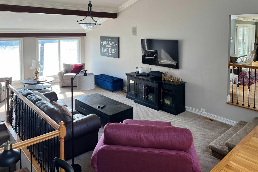 Inviting Family Abode with Dock on Norris Lake! photo 4