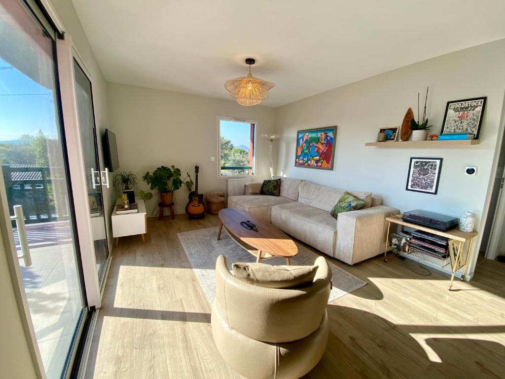 Superbe appartement, grande terrasse vue mer et montagne photo 2
