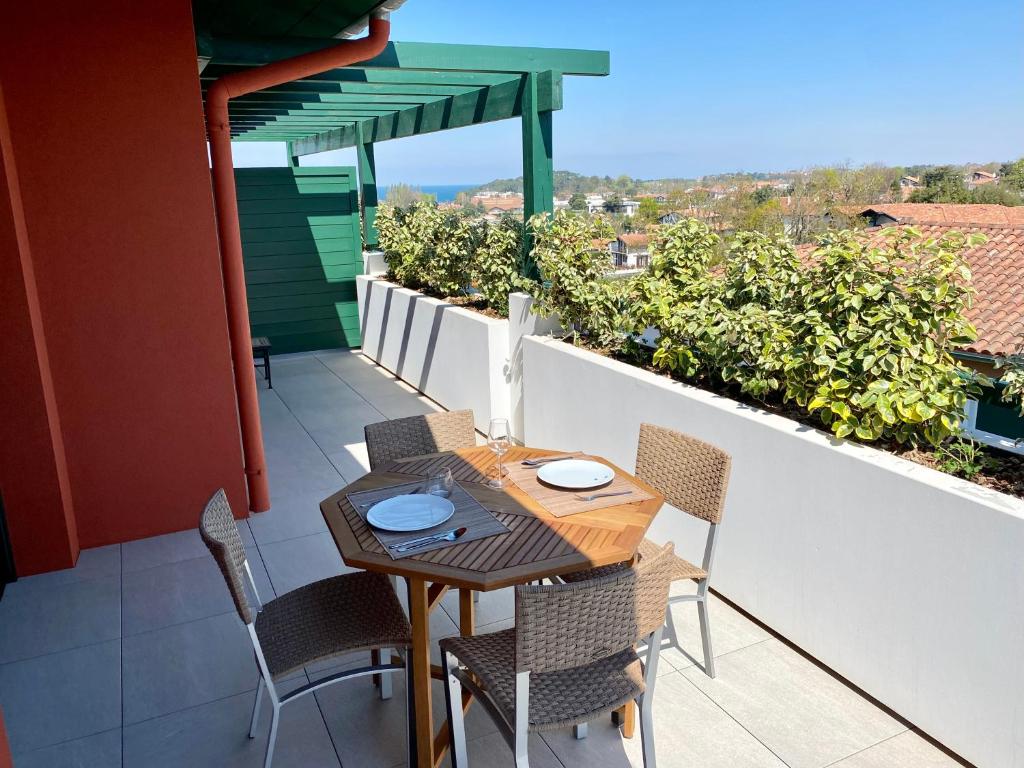Superbe appartement, grande terrasse vue mer et montagne photo 3