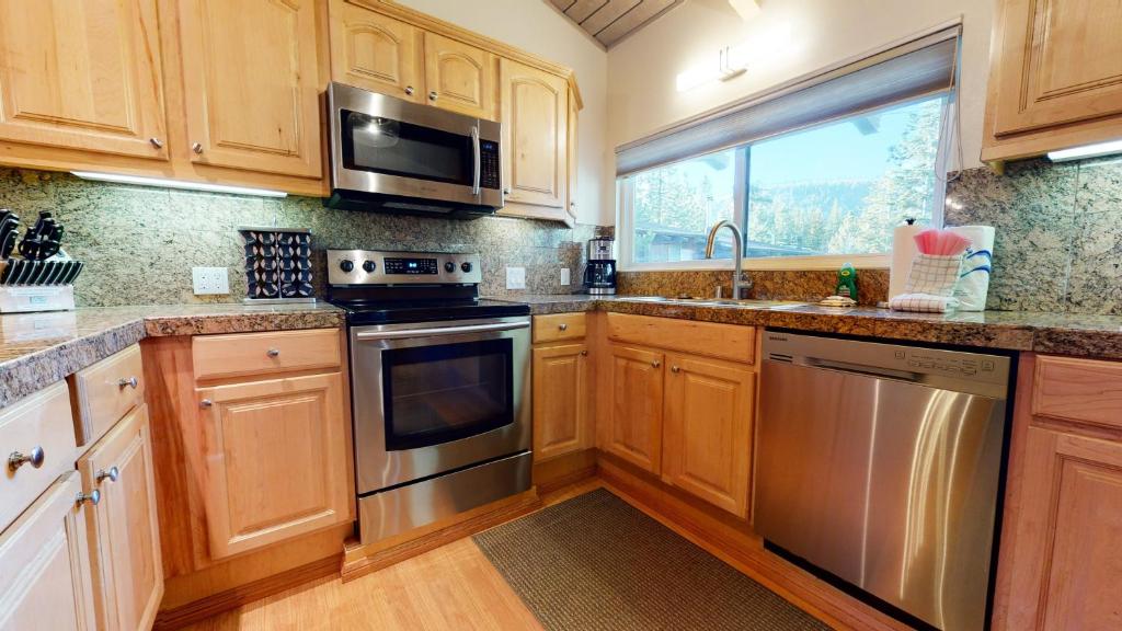 2 Bedroom Condos at Mammoth Estates - Near Mammoth Village! photo 2