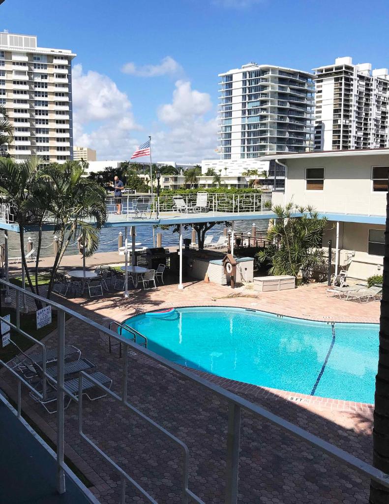 Holiday Isle Yacht Club image