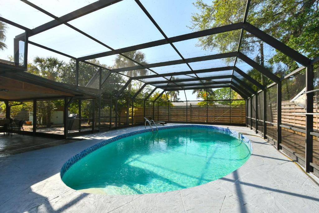 Heated Pool Home - VERY close to Siesta Beach, Restaurants & Shops! image