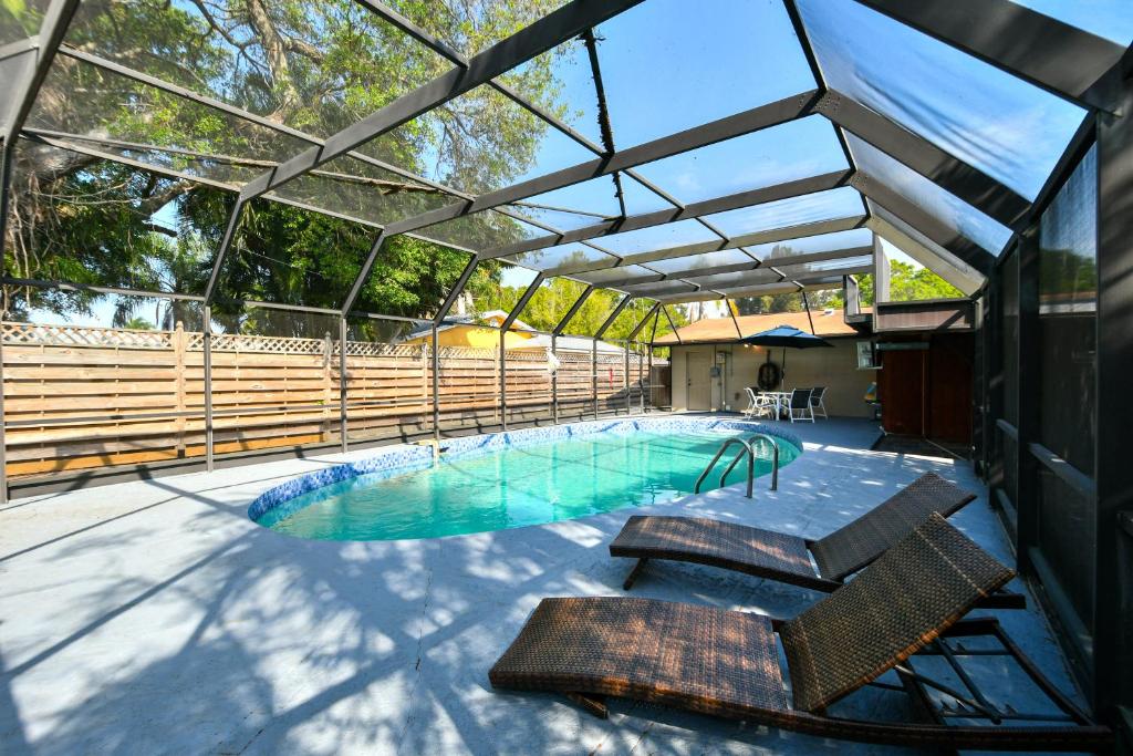 Heated Pool Home - VERY close to Siesta Beach, Restaurants & Shops! photo 4