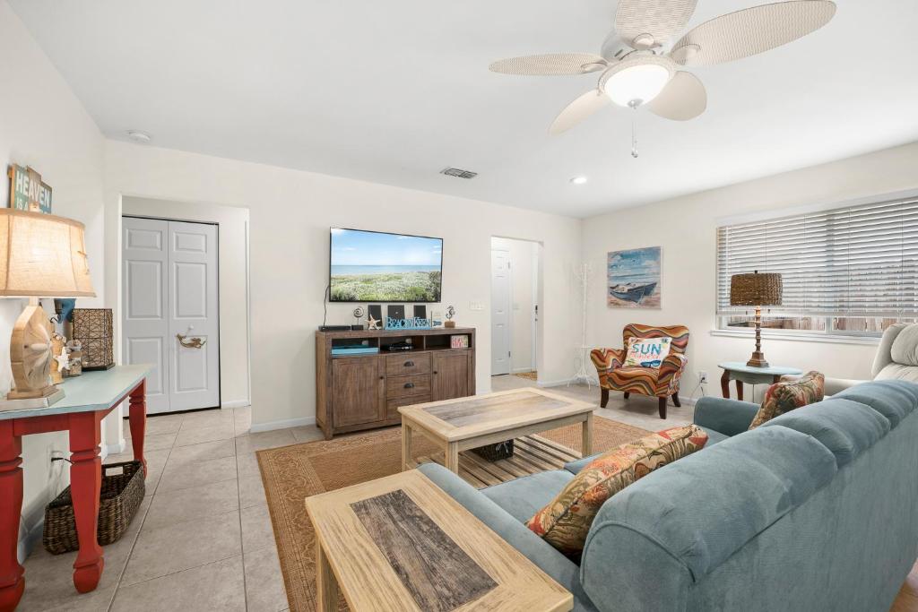 Sun Kissed Cottage, 3 bedrooms, Sleeps 7, Walk to Ocean image