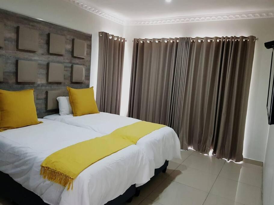 8sIndoor indoor pool4 bedroom villaGreat view and backup power photo 1
