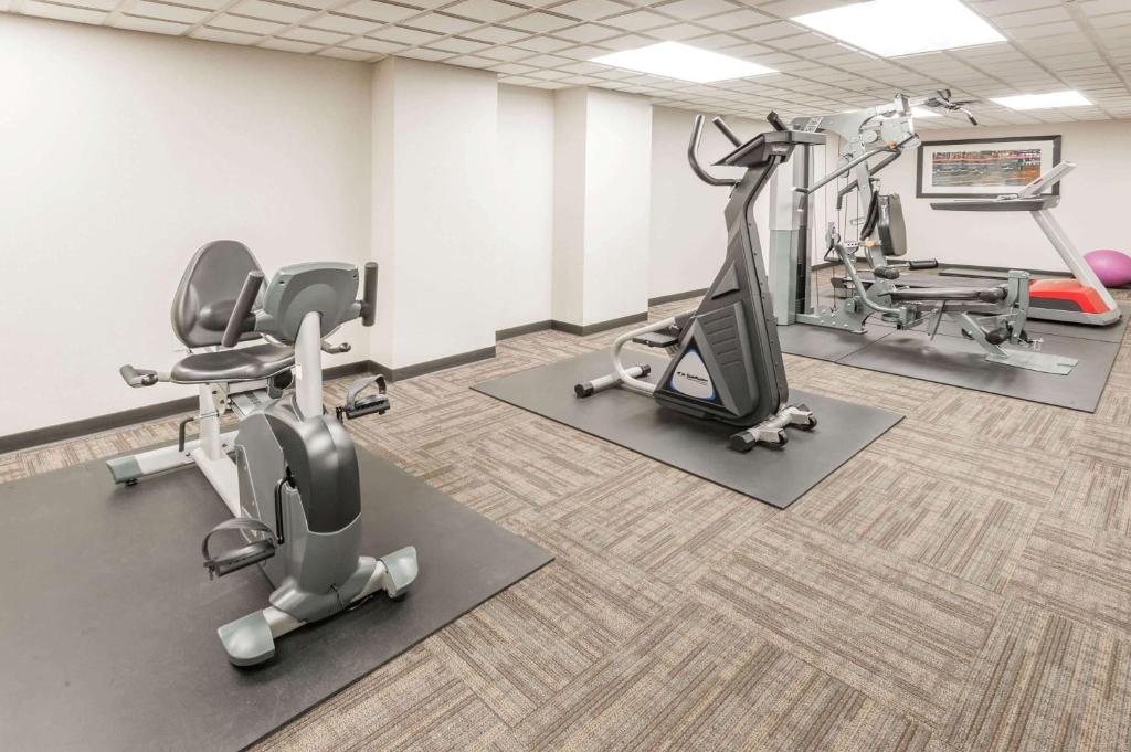 Ramada by Wyndham Edmonton South photo 2