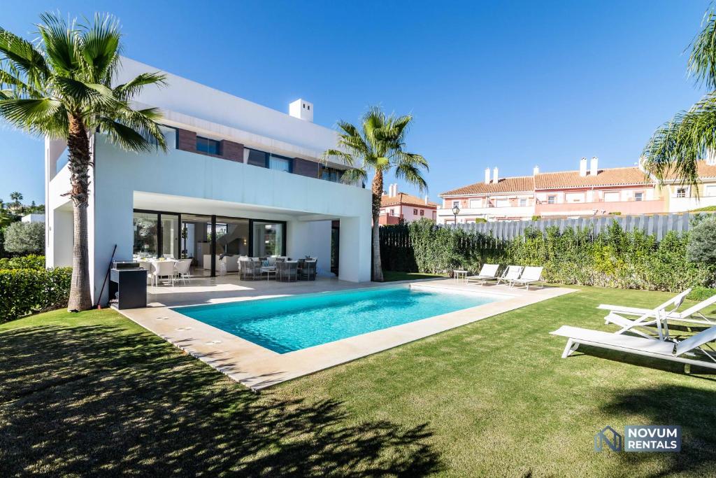 Extravagant 5-BDRM Villa - HEATED POOL & GYM photo 3