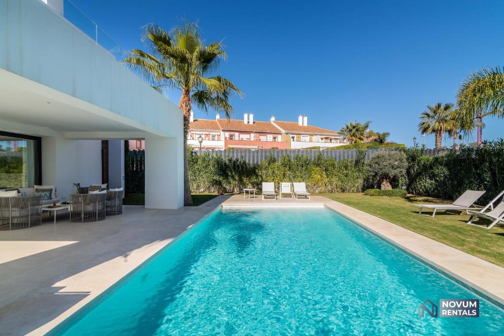 Extravagant 5-BDRM Villa - HEATED POOL & GYM photo 2