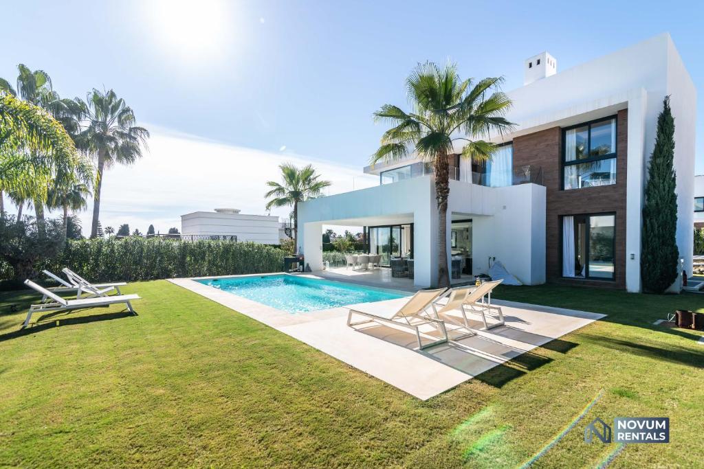 Extravagant 5-BDRM Villa - HEATED POOL & GYM photo 4