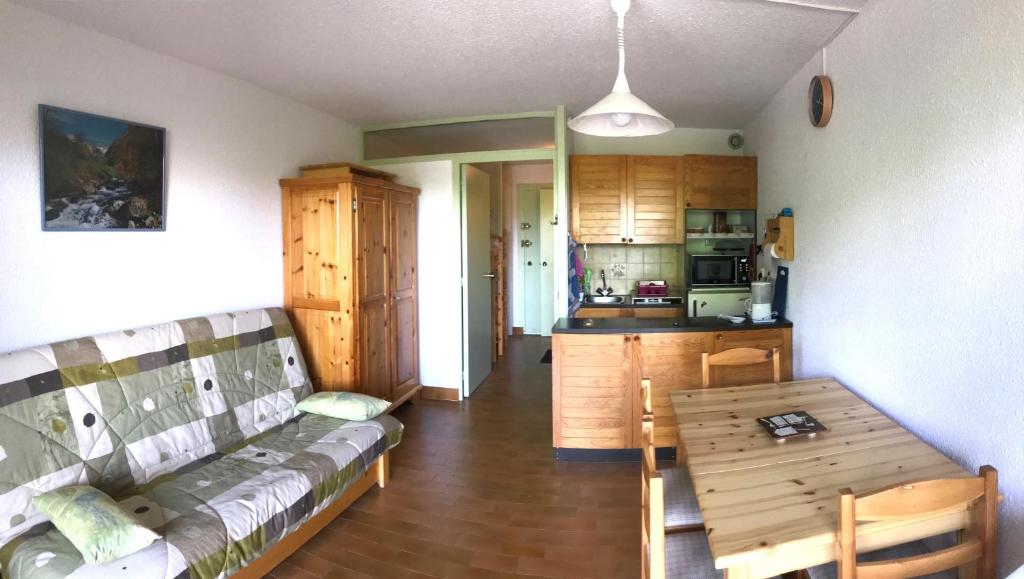studio 4 personnes rez de jardin a Ancelle 05260 photo 4