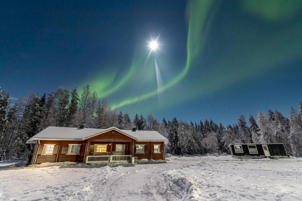 Old Pine Husky Lodge
