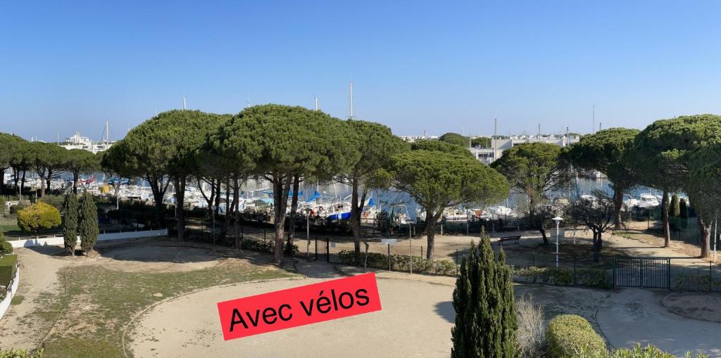 Studio vue port, parking privé, terrasse, clim