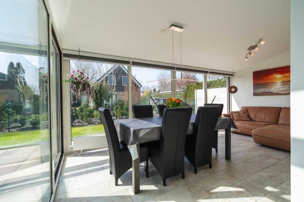 Holiday home Mosselbank 22 - Noordzeepark Ouddorp - for the use of the sauna, additional costs are applicable- big fenced garden, grill near the beach - not for companies photo 4