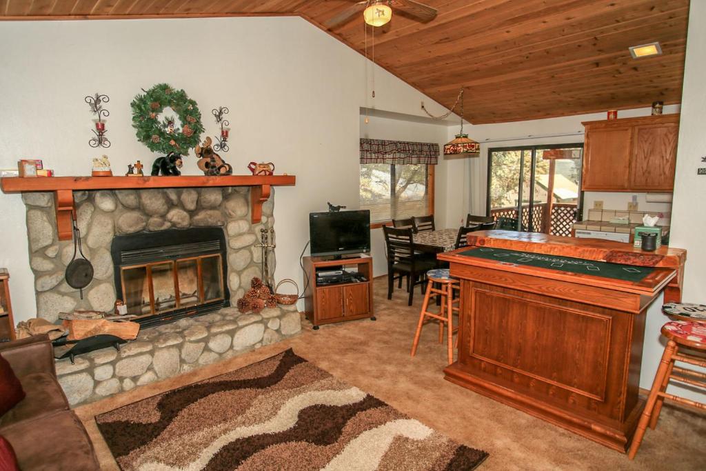 R & R Retreat - 1767 by Big Bear Vacations photo 4