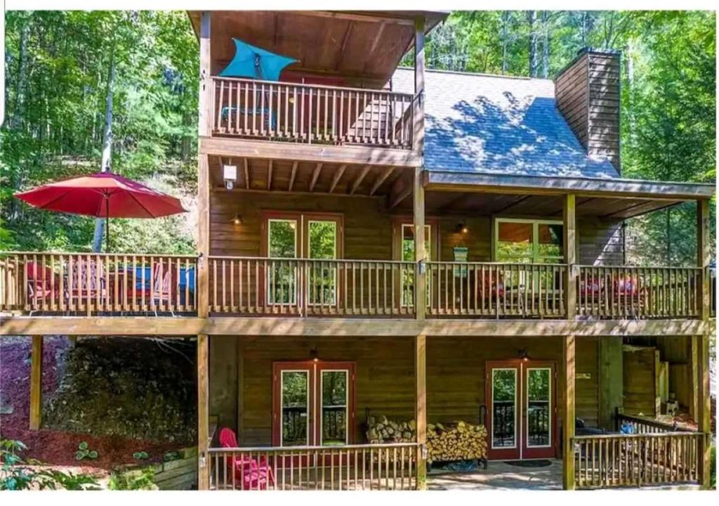 Amazing Creek View Cabin w/ Hot Tub, Firepit & Pool Table
