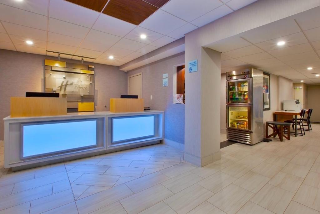 Holiday Inn Express Fairfax-Arlington Boulevard, an IHG Hotel photo 4