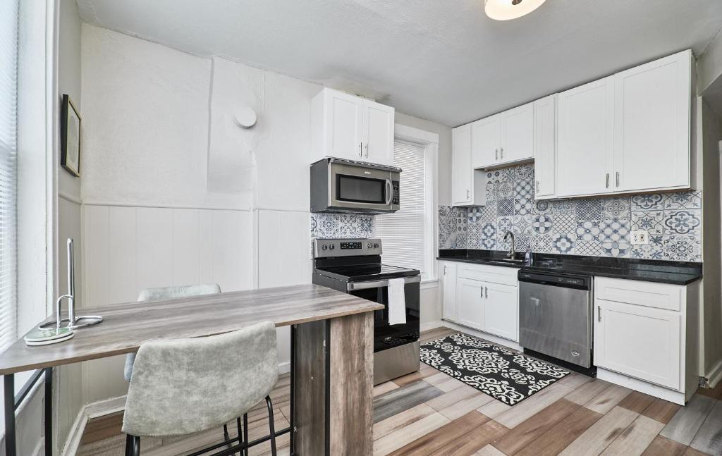 1 Bd Apt near forest park, Science Center & dining photo 3