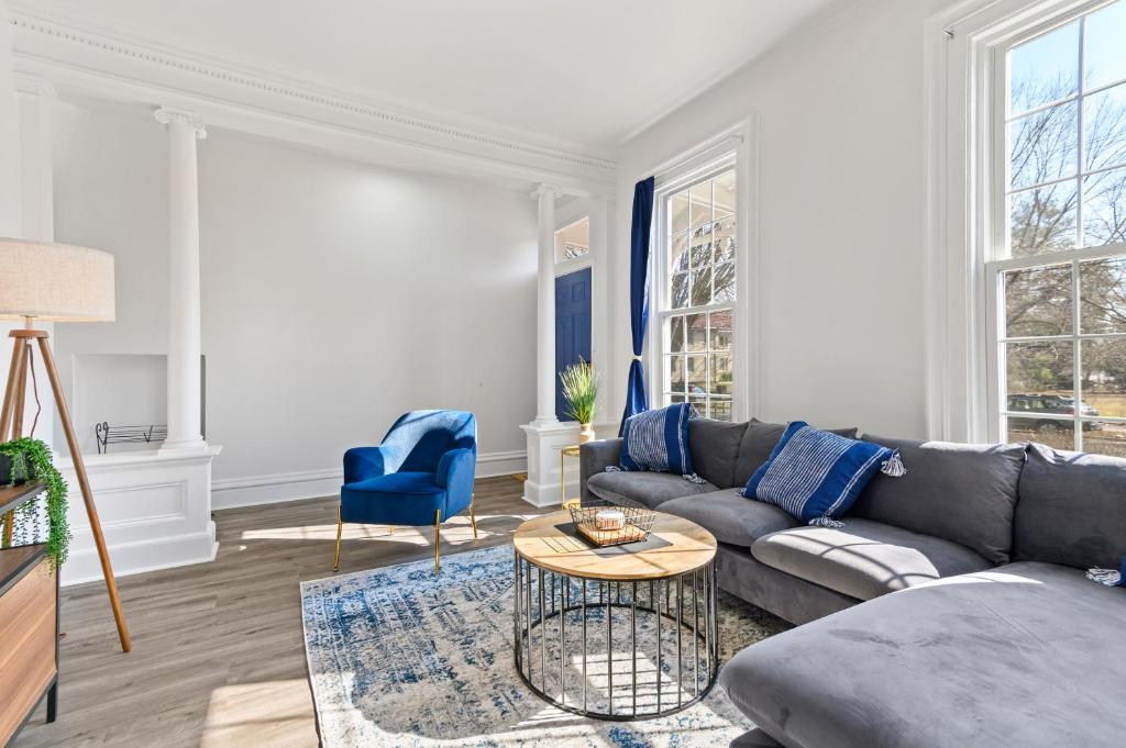 Casa Soleada in East Rock near DT and Yale SOM with FREE Parking and King Bed image