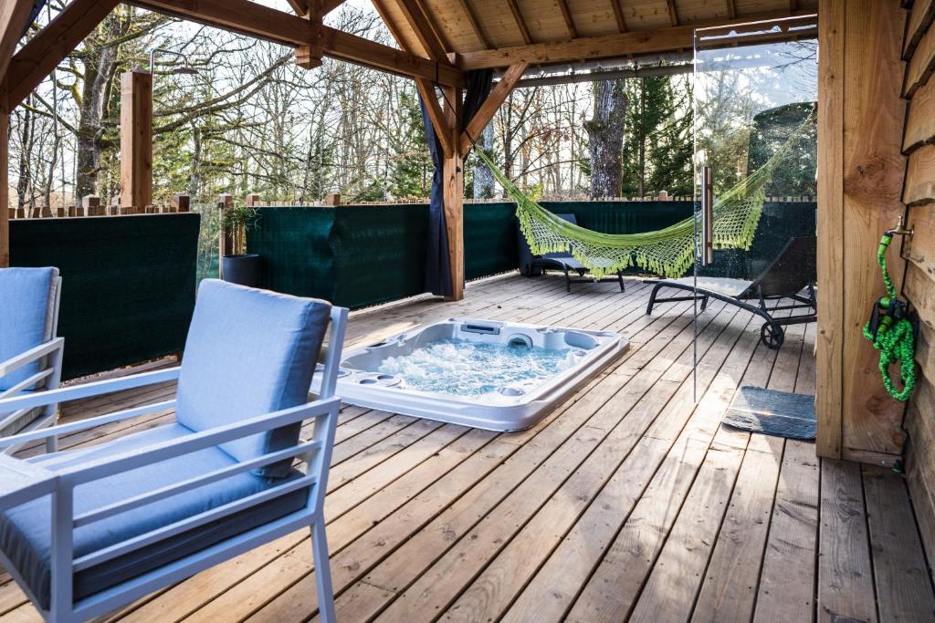 Charmante Cabane dans les arbres avec jacuzzi et sauna photo 4